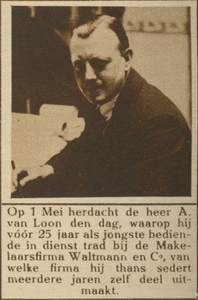 870530 Portret van A. van Loon te Utrecht, die 25 jaar in dienst is bij de firma Waltmann (makelaar-assuradeur, ...